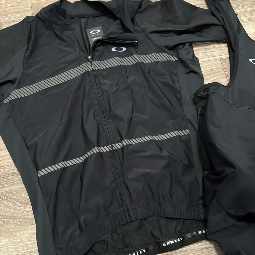 SOLD***Oakley cycling set top and bottom - Picture 5 of 15